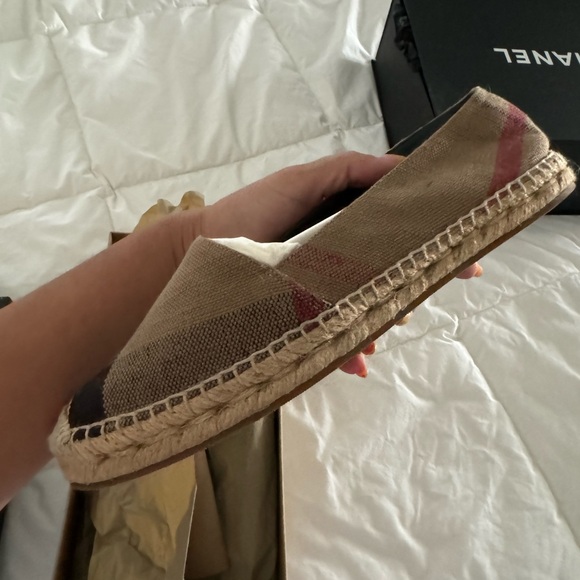 Burberry espadrilles size 38, used only once. Comes with boxes - Picture 2 of 8